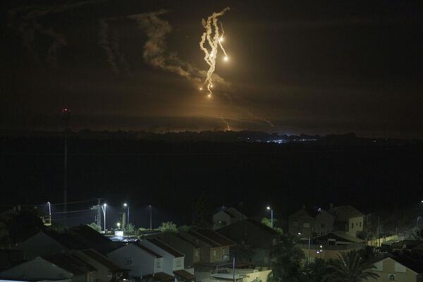 照明弹在以色列南部看到的加沙地带上升，2023年11月15日星期三。(AP Photo/Leo Correa)